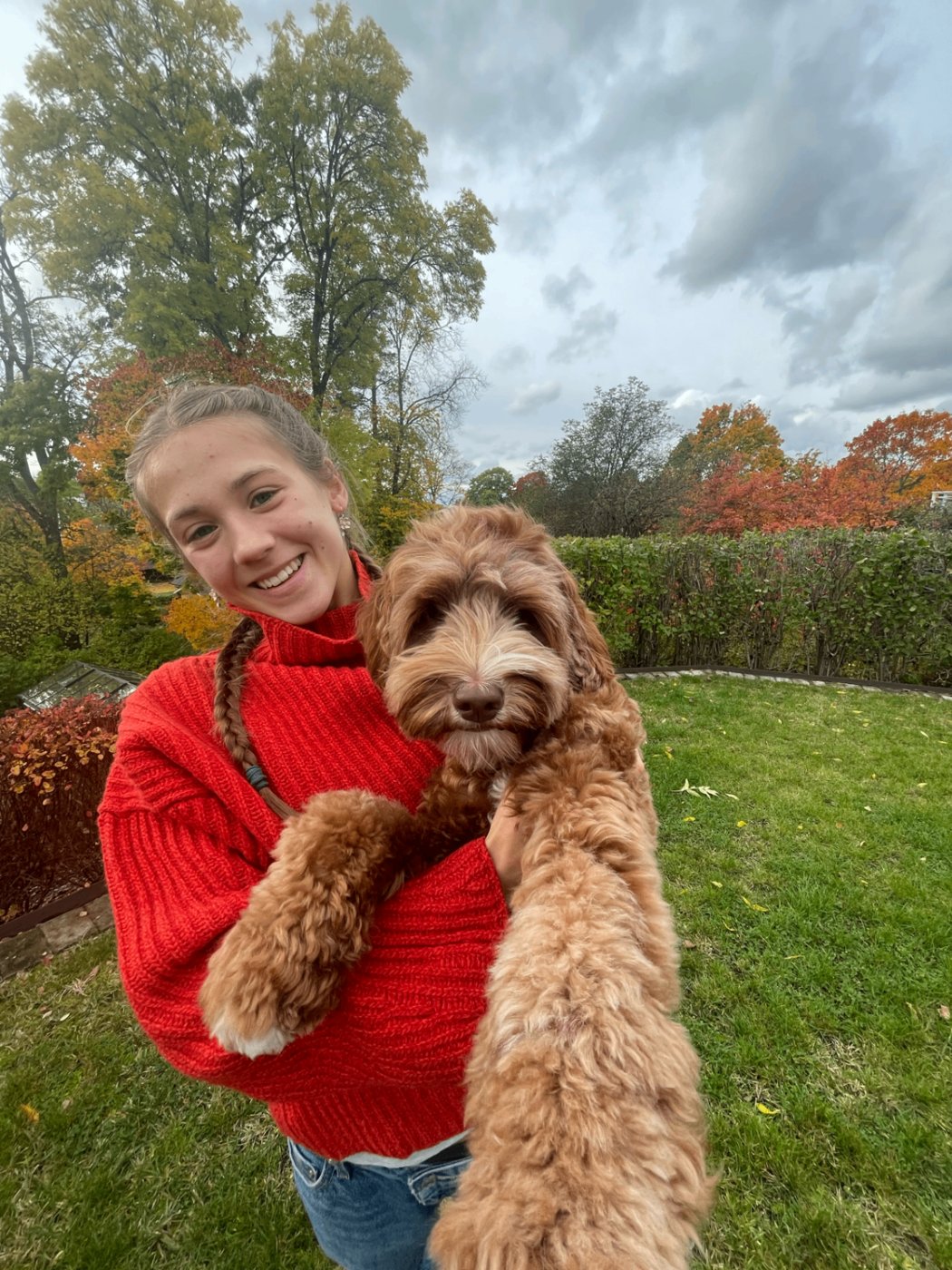 Elida med sin hund i trädgården